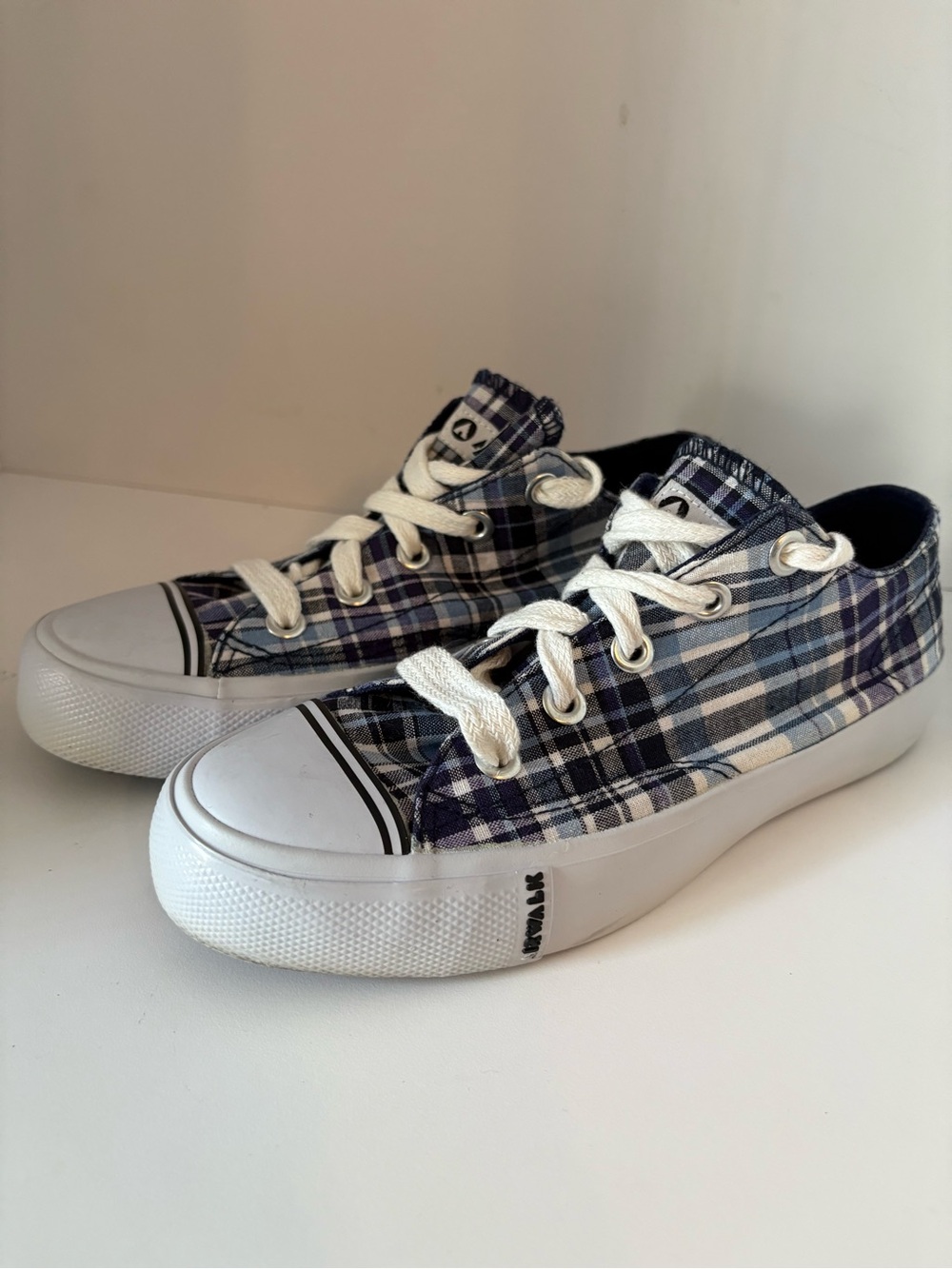 Airwalk Plaid Canvas Low-Top Sneakers in Size Boys 5